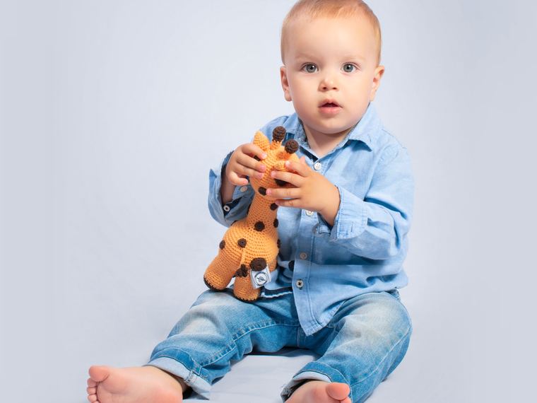 Junge mit Kuscheltier